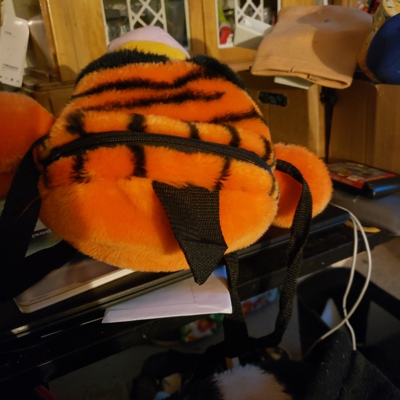 Tigger plush backpack. - Picture 4 of 5